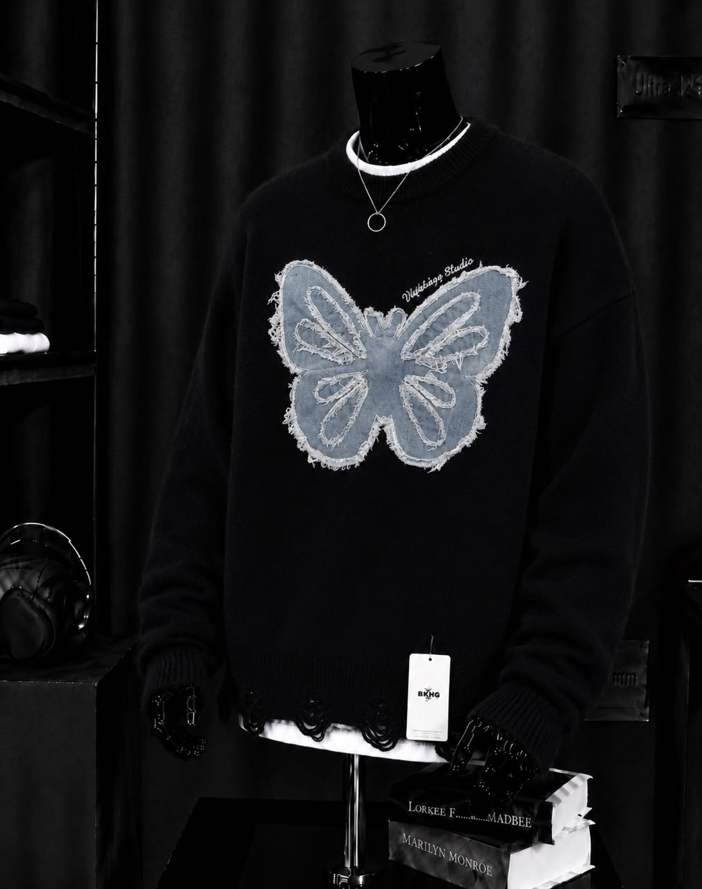 Pull noir patch papillon denim effiloché
