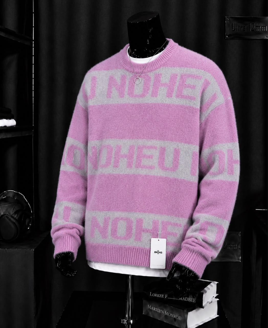 Pull jacquard rose inscription graphique