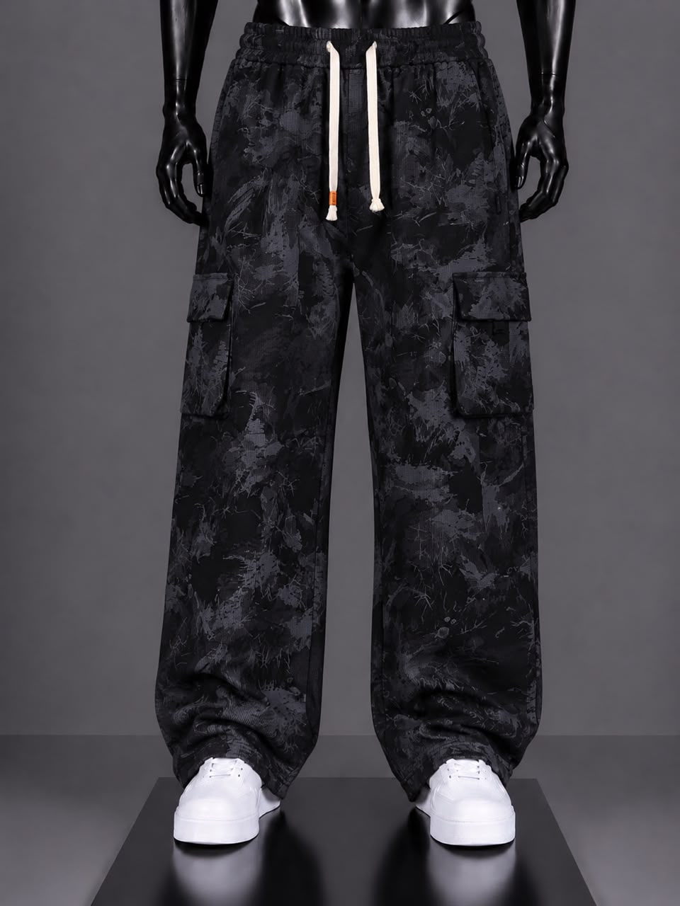 Pantalon cargo noir imprimé camouflage