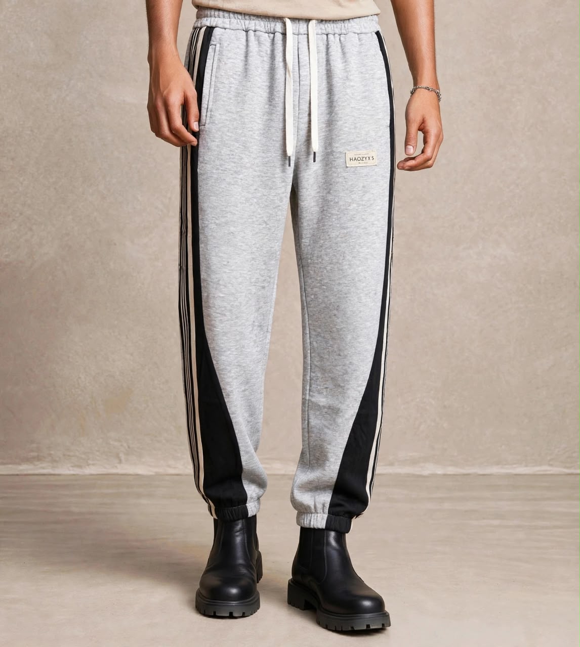 Pantalon jogging gris resserré panneaux noirs — Tendressa