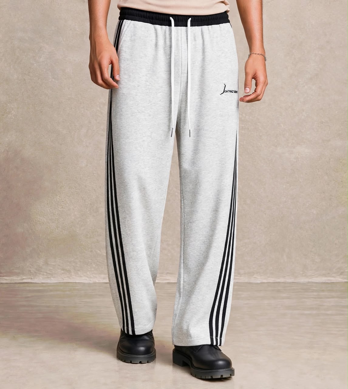 Pantalon jogging gris trois bandes noires latérales — Tendressa