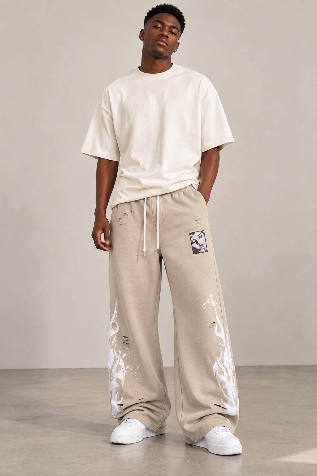 Pantalon jogging large délavé imprimé flammes porté par un homme, vue 2