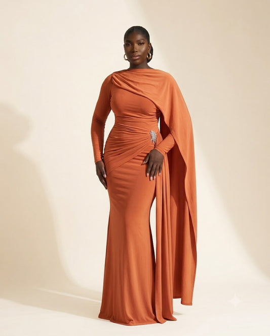 Robe longue drapée à manche cape