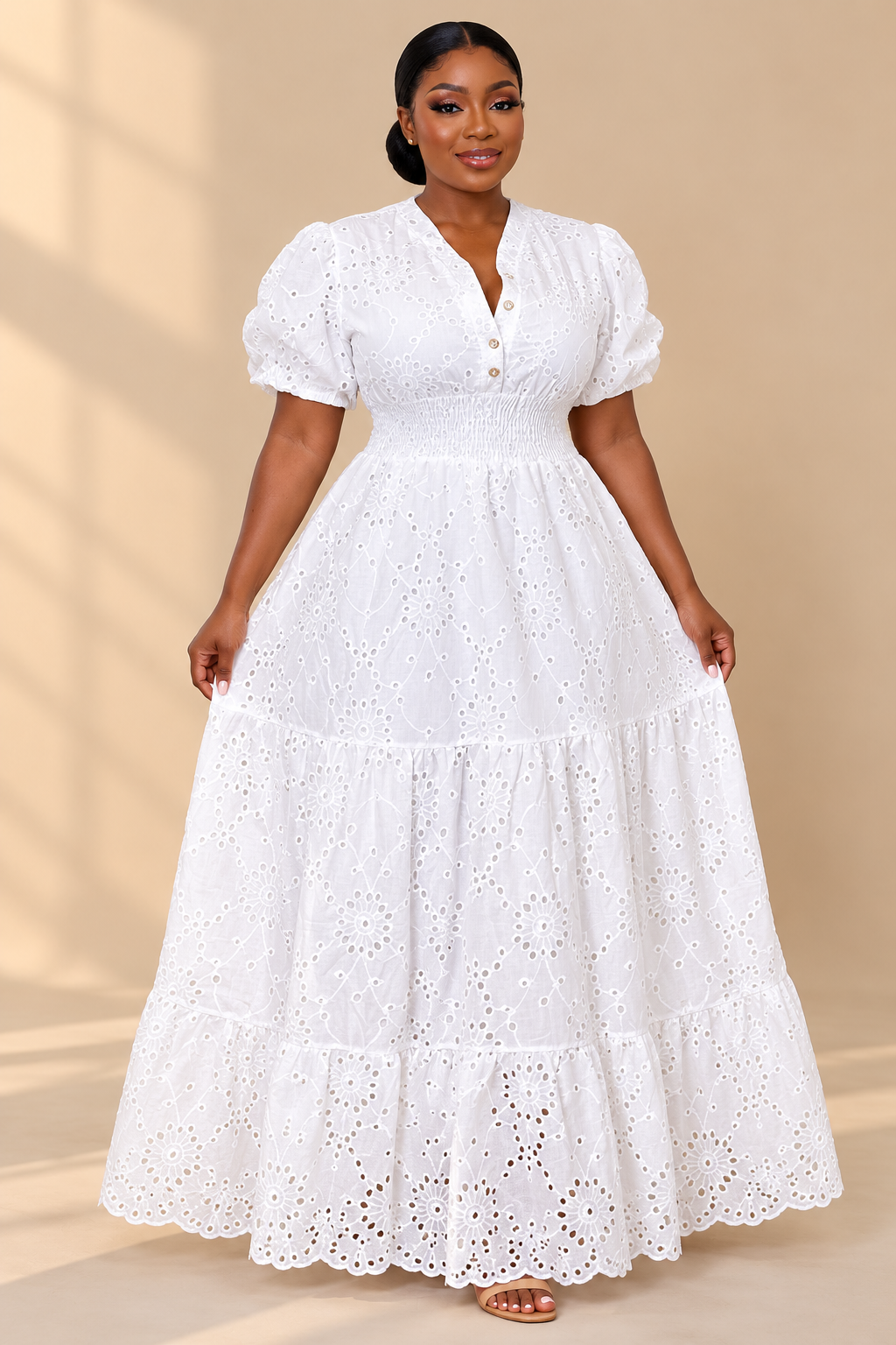 Robe longue blanche en broderie anglaise à taille smockée, portée en studio