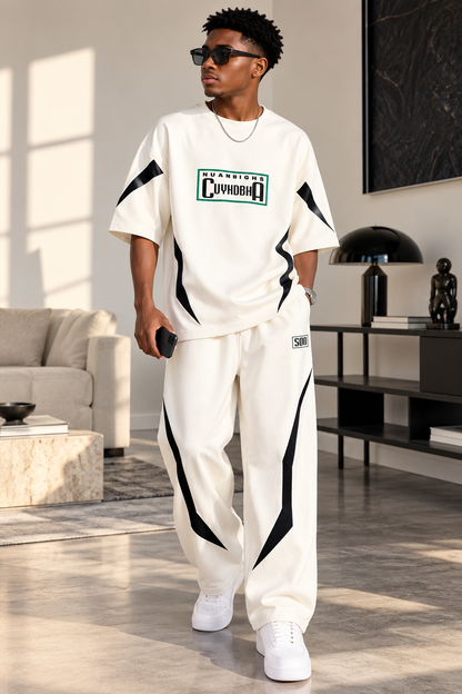 Ensemble homme t-shirt oversize et pantalon large blanc écru à bandes noires, vu de face