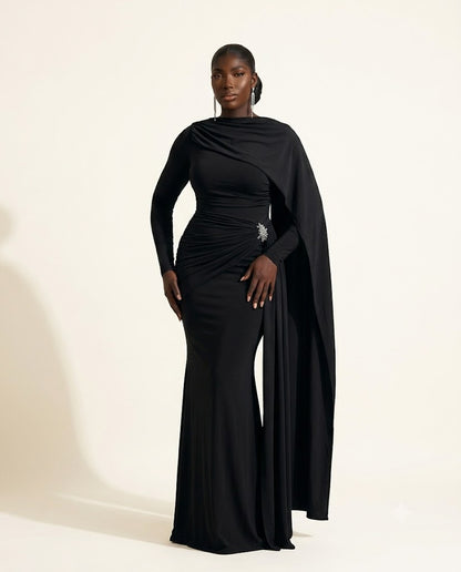 Robe longue drapée à manche cape