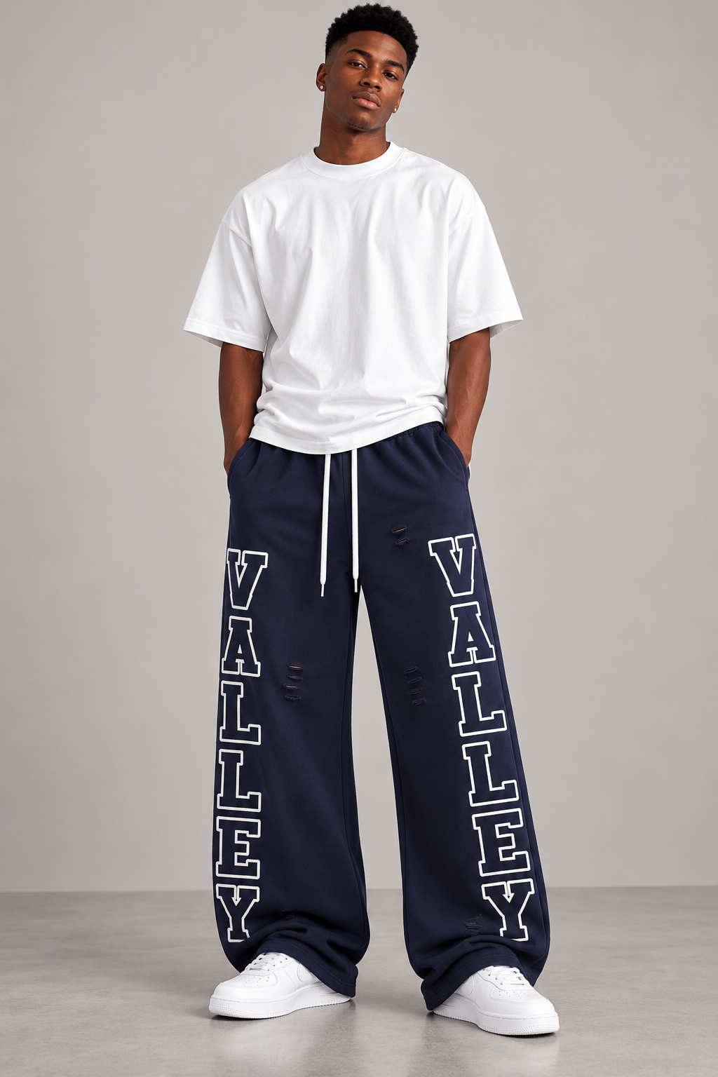 Pantalon jogging large imprimé VALLEY porté par un homme, vue 1