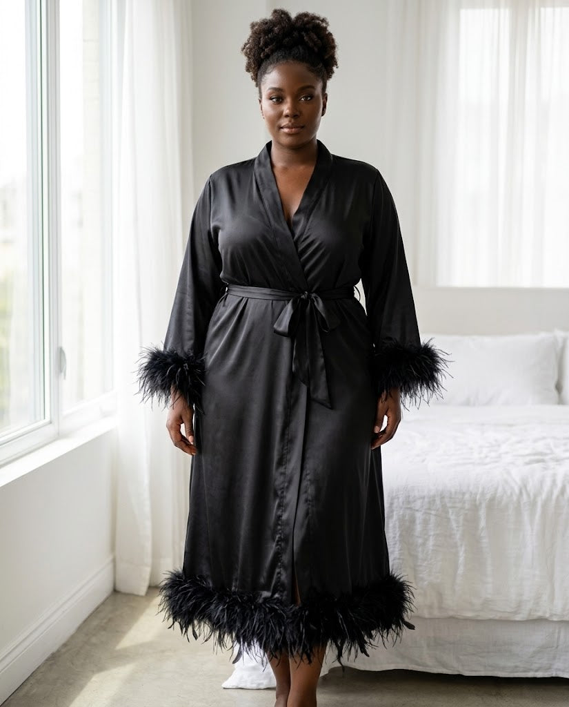 Peignoir long en satin noir a bordure de plumes