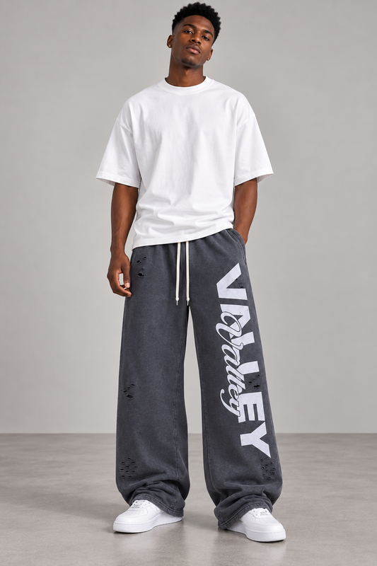 Pantalon jogging large délavé gris anthracite lettrage Valley porté par un homme, vue de face