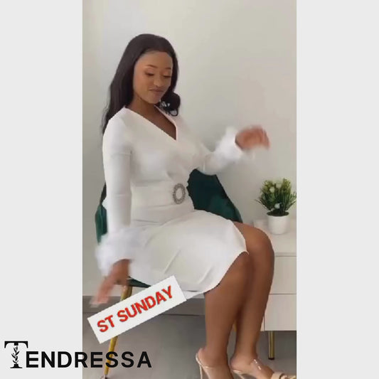 Robe Blanche Élégante avec Ceinture et Manches Plumeuses