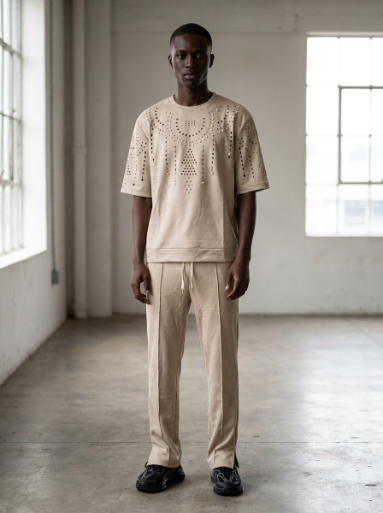 Ensemble homme beige a perforations et perles